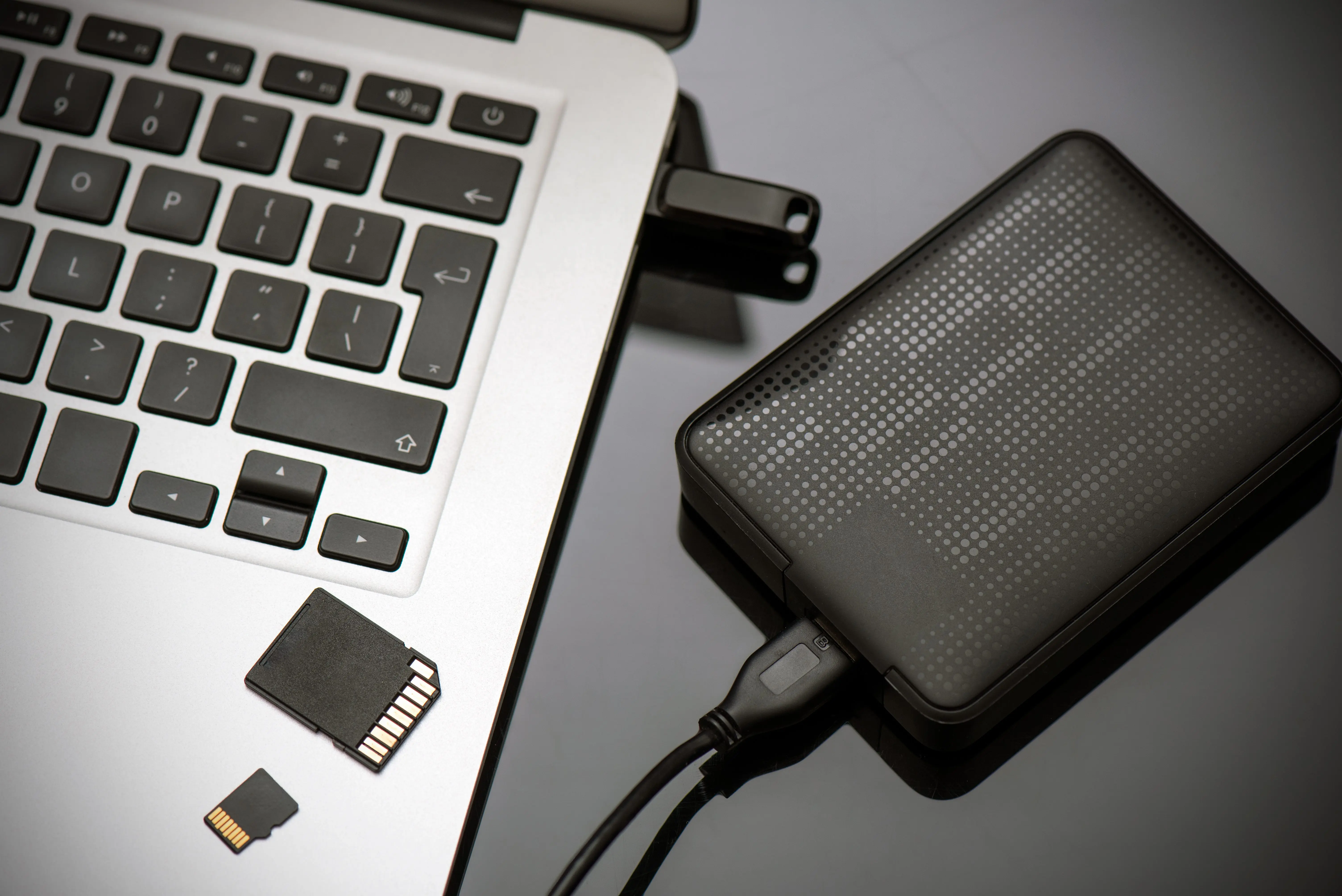 Ordinateur portable, disque dur externe et cartes mémoire à l'atelier Azerty Ham